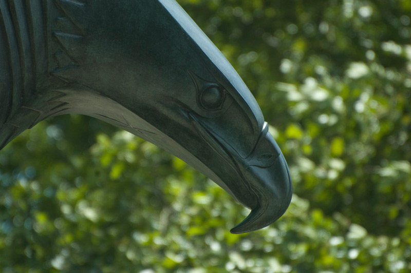 Profile of an eagle's head, in metal